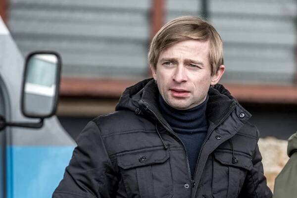 Nejhezčí dárek k Vánocům. Představitel vyšetřovatele Lupínka ze seriálu Rapl se stal tatínkem