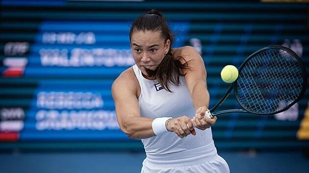 Tereza Valentová hraje bekhend v osmifinále Prague Open.
