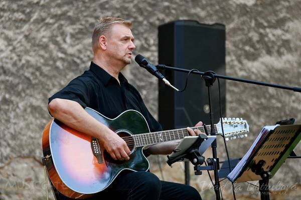 František Nedvěd ml. rozezpíval nádvoří Starého černínského zámku v Chudenicích! V éteru publikum pozdravil i legendární Honza Nedvěd