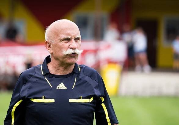 Žlutá karta pro psa. Populární rozhodčí Jirků se svými šprýmy bavil i narážel