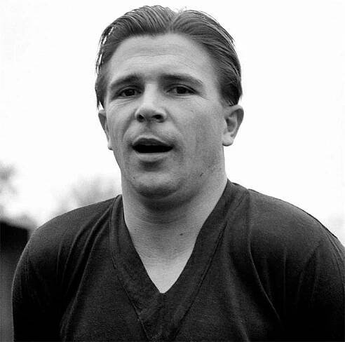 Ferenc Puskás (Maďarsko) Maďar Ferenc Puskás je považován za jednoho z nejlepších fotbalistů všech dob. Na začátku kariéry hrál pod pseudonymem Miklós Kovácz, aby obešel pravidla o minimálním věku pro podpis smlouvy. Puskás patřil do legendárního maďarského celku, který naháněl v padesátých letech minulého století strach celému světu. Kromě maďarské ligy válel také v Realu Madrid, s nímž dokázal vybojovat třikrát v řadě vítězství v Poháru mistrů evropských zemí. V šedesátých letech odehrál ještě čtyři zápasy za španělskou reprezentaci. I v jeho případě platilo, že ani nějaké to kilo navíc mu neubralo nic na fotbalové genialitě.