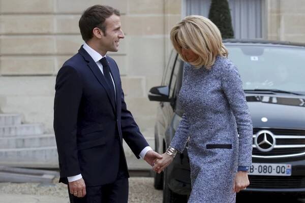 „Krásná, ale nepoužitelná.“ Macronová vyměnila „nudného“ manžela za vášeň