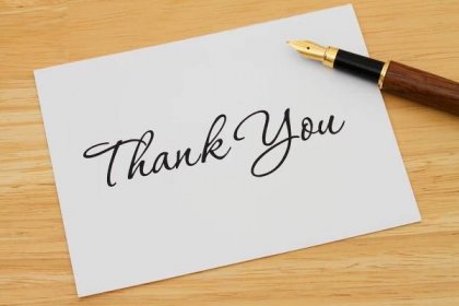 Stáhnout - Poděkování s plnicím perem na dřevěném stole, psaní děkovného dopisu — Stock obrázek