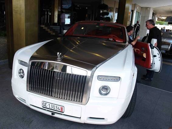 Rolls-Royce je doma v Monaku - Zpětné zrcátko