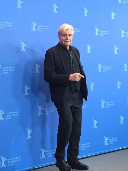 Prestižní cenu za Jiřího Menzela (80) převzal jeho filmový kolega: Nemocný režisér poslal do Berlína tenhle vzkaz