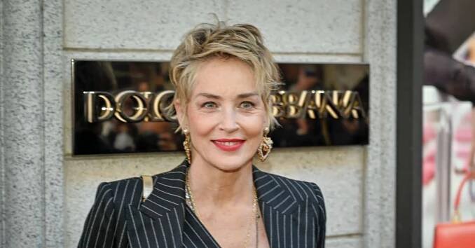Sharon Stone se ukázala v 66 letech téměř nahá. V kalhotkách nechala fantazii minimum prostoru
