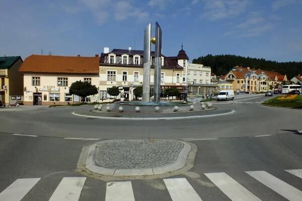 Soubor:Luhačovice náměstí.JPG – Wikipedie