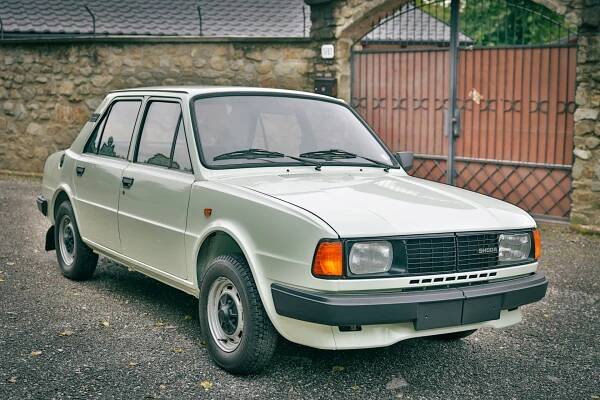 Půjde o miliony. V Lysé se draží půllitrové Jawy, Tatra 700 i československá sanitka