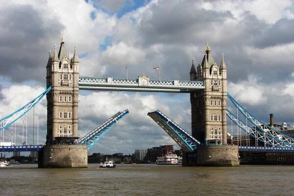 Soubor:Tower Bridge,London Getting Opened 5.jpg – Wikipedie