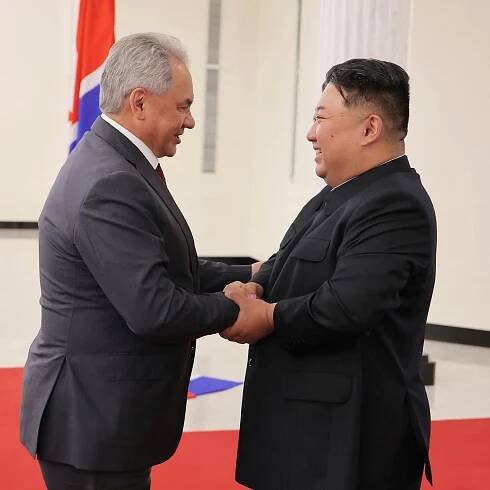 Der nordkoreanische Staatschef Kim Jong Un, rechts, schüttelt die Hand des russischen Sicherheitsratssekretärs Sergej Schoigu, links, am Sitz der regierenden Arbeiterpartei in Pjöngjang, Nordkorea