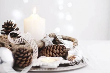 Vánoční dekorace ze šišek: Vyrobte si adventní věnec i svícen na stůl
