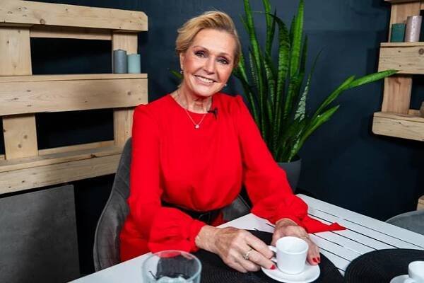 Helena Vondráčková promluvila v talkshow Na kafeečko o aktuálně probíhající výstavě v pražském Tančícím domě.