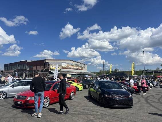 Víkend na Ostravsku: automobilové závody, fotbalové derby, street food festival