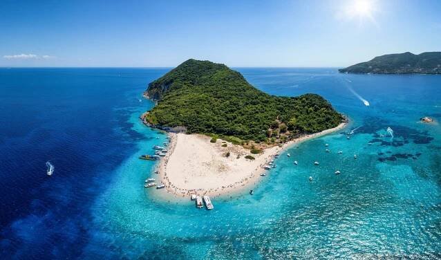 Krásný ostrov Marathonisi nebo Želví ostrov v zátoce Laganas, Zakynthos, Řecko.