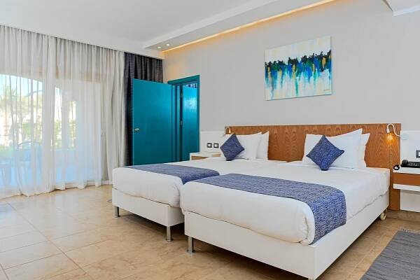 Postel nebo postele na pokoji v ubytování Sataya Resort Marsa Alam