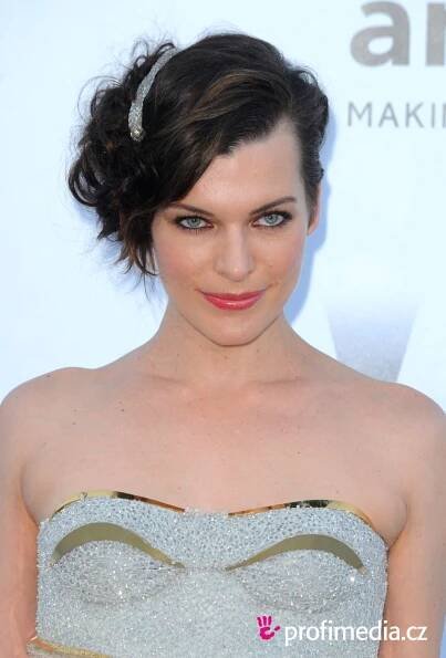 Mila Jovovich - celebrity účes - HappyHair
