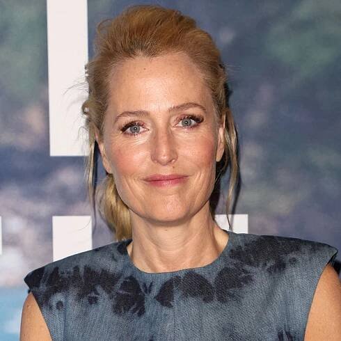 Gillian Anderson channels Hollywood glamour in this royal-approved designer, her dress is the perfect look for smart...