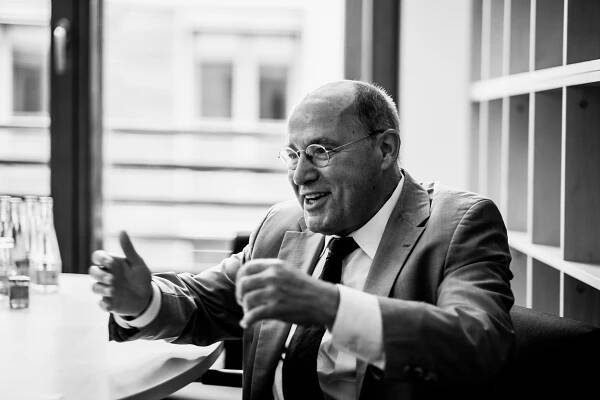 Gregor Gysi in seinem Büro Gestikulierend