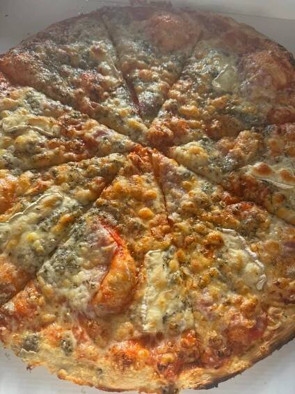 Pizza o průměru 32 cm dle výběru z 21 druhů a rozvoz po Opavě