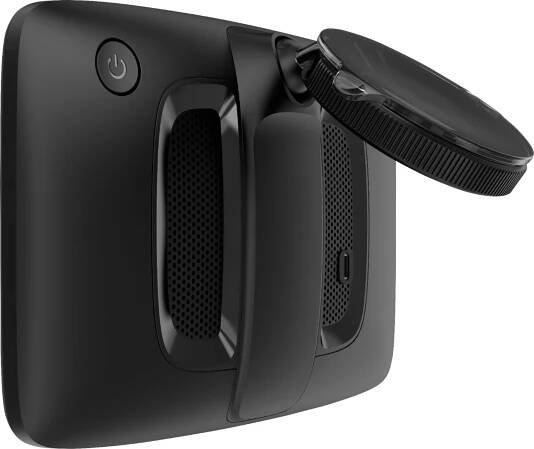Černý GPS navigátor Garmin s integrovaným držákem.