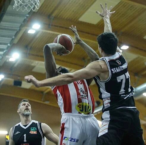 Pardubičtí basketbalisté doma poprvé v historii prohráli s Hradcem Králové.
