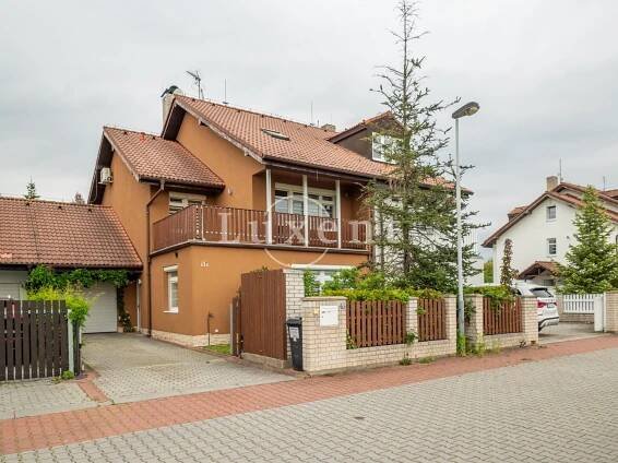 Prodej domu 5+kk/T/G, 225 m2, na poz. 326 m2, Praha 10 - Benice | Luxent