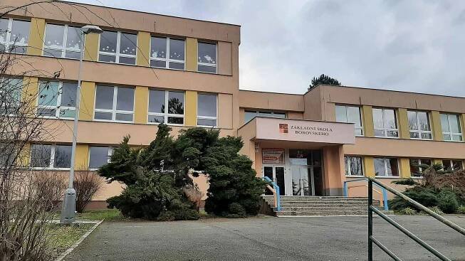 Budova ZŠ Borovského v Karviné.