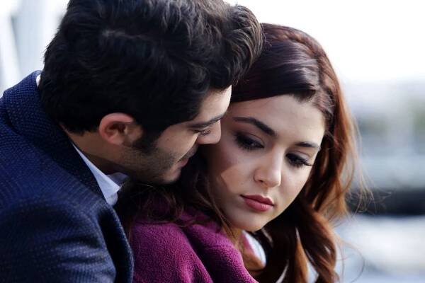 V seriálu Láska beze slov spolu Burak Deniz a Hande Erçel hráli také zamilovaný pár. Sarsılmaz v nem byl okouzlen svou novou zaměstnankyní.