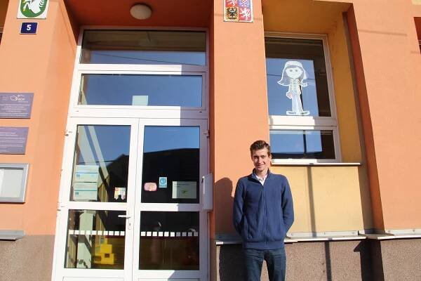 VIDEO: Vítěz Velké pardubické Pavel Složil se vrátil na svou školu do Radslavic