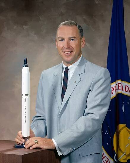Soubor:Jim Lovell official 1964 portrait.jpg
