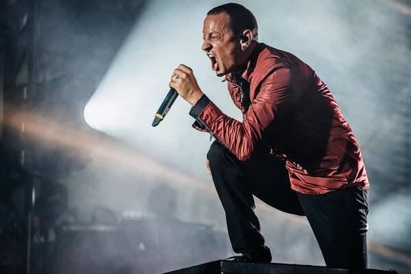 Zatímco fanoušci nadšeně skandovali Linkin Park, on bojoval s démony. Chester Bennington ve vzpomínkách z Prahy a Norimberku