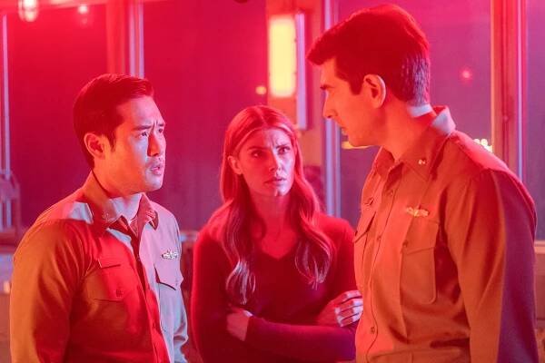 Quantum Leap - S.O.S - Z filmu - Raymond Lee, Caitlin Bassett, Brandon Routh