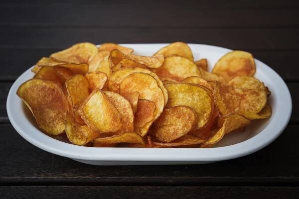 Domácí bramborové chipsy s česnekovým dipem :: urTago.cz