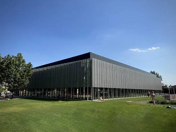 Bazén Znojmo - fasáda z děrovaného plechu - šířka ohybů 120, 240 a 360 mm, výška 90 mm