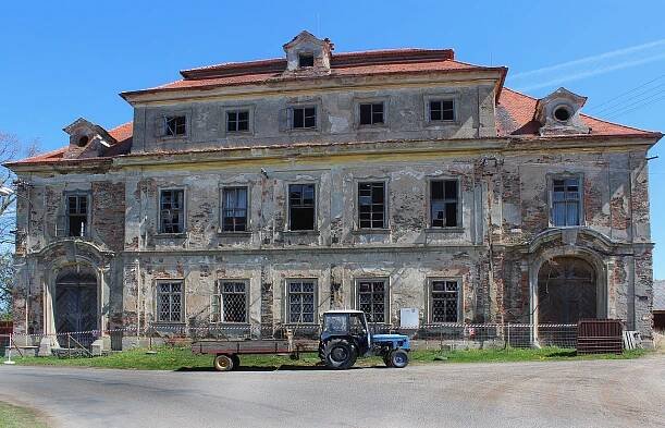 Soubor:Cebiv castle.jpg – Wikipedie