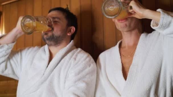 Muži odpočinek v vana, sauna, pít pivo — Stock záběr