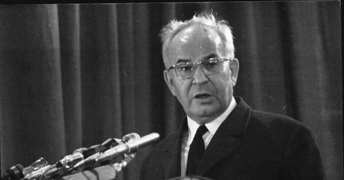 Prosinec 1989. Političtí vězni se dostanou na svobodu. Gustáv Husák vyhlásil amnestii