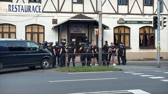 Fanoušci Legie Varšava jsou v Ostravě. Policie zasahovala u restaurace Dakota