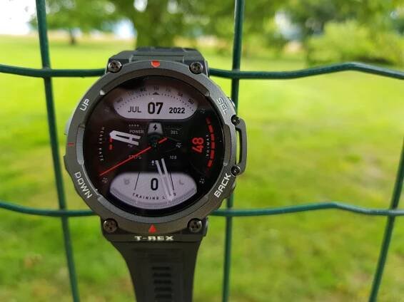 Recenze: Umí měřit spoustu věcí a stojí třetinu než konkurence. To jsou Amazfit T-Rex 2