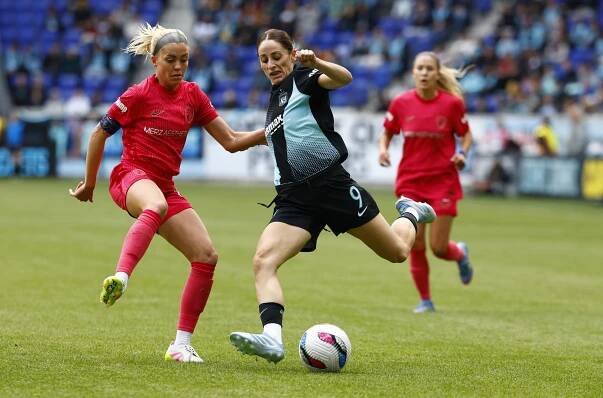 Esther González shoots a shot during Gotham FC's win  over the Courage on April 13, 2025.