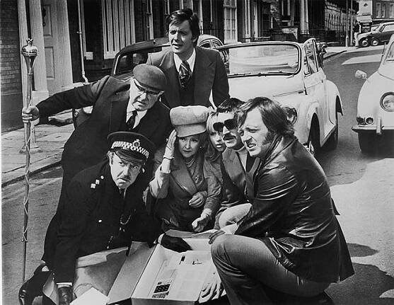 Prosím žádný sex - jsme Britové - Z filmu - Arthur Lowe, Ian Ogilvy