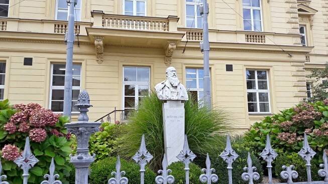 Soubor:Brno Kounicův palác a busta 2.jpg