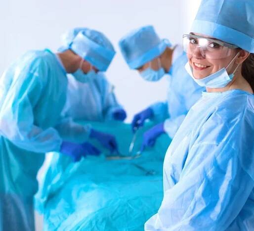 Tým lékařů v uniformě provádět operaci pacient srdeční chirurgie kliniky — Stock obrázek