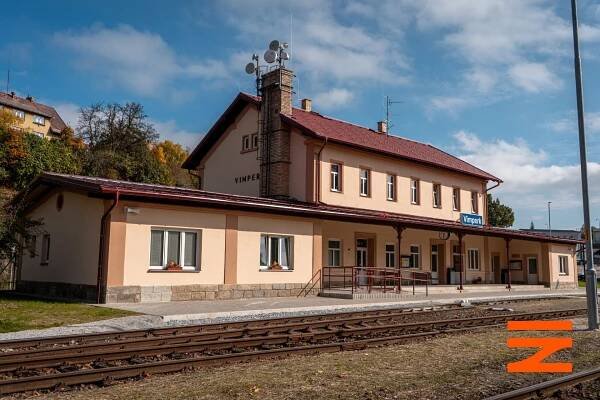 Výpravní budova ve Vimperku má za sebou první velkou rekonstrukci, záchody se přesunuly dovnitř - Zdopravy.cz