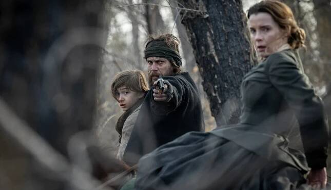 Krásný, drsný a ospalý hit. Proč teď všichni koukají na western od Netflixu?