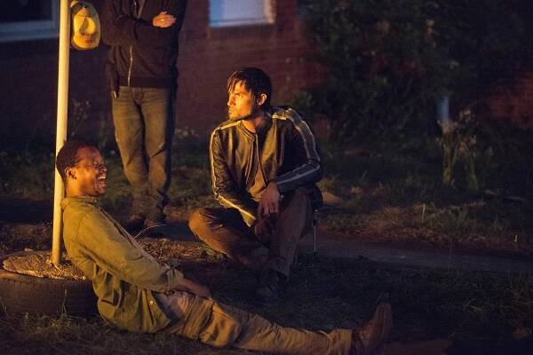 Živí mrtví - Čtyři stěny a střecha - Z filmu - Lawrence Gilliard Jr., Andrew J. West