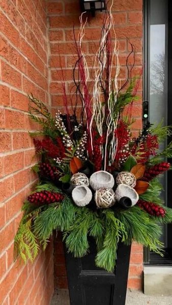 Red, Black and White Christmas Gingham ❤️🖤🤍 Loving this fun take on our modern planter with a touch of red and silver accents! And it matches so well with this cute Gingham doormat!