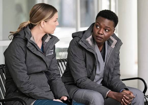 Doktoři - Dveře se otevírají a zavírají - Z filmu - Emily VanCamp, Shaunette Renée Wilson