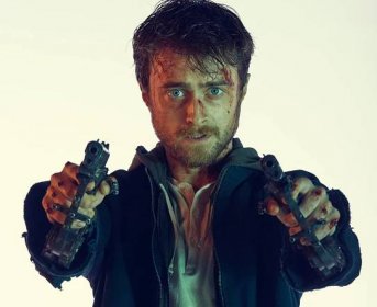 Guns Akimbo: Daniel Radcliffe se zbraněmi přibitými k rukou