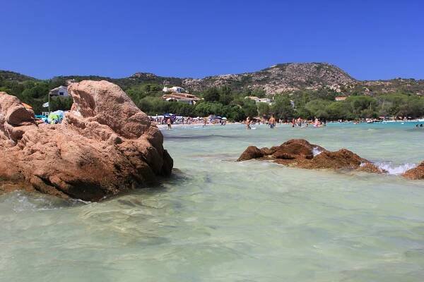 Pláž Porto Istana poblíž San Teodoro, Sardinie